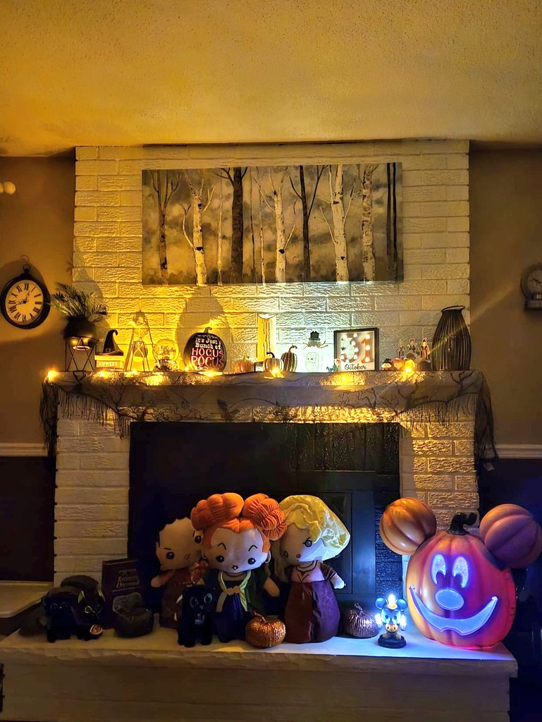 RobertReidJr's tweet photo. Happy Halloween from our family to yours. #HappyHalloween #HocusPocus #Pokemon https://t.co/4RhggJikbr