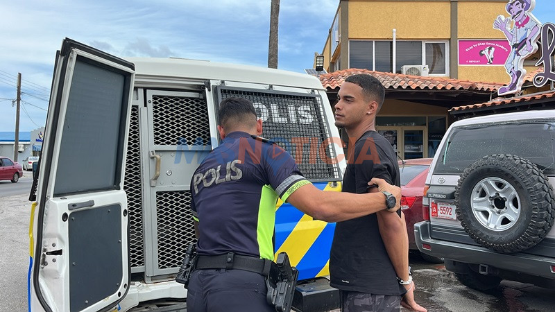 #Suceso #Video Polis a haya droga den auto a detene homber y su pareha a keda na pia a confisca e auto dlvr.it/TFxLF0