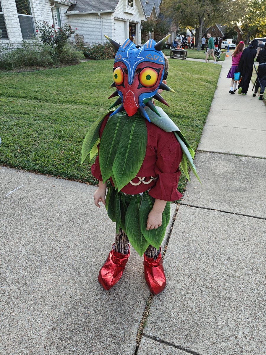 longie_long's tweet photo. This kid won Halloween https://t.co/xSZU8ZXpDs