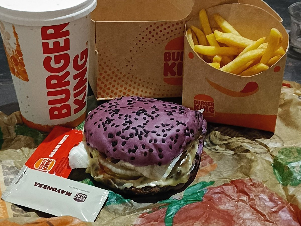 Por la novelería me di el lujo de comprarme la hamburguesa de los locos Adams edición especial por halloween 🎃 
#Halloween #AddamsFamily #BurguerKing