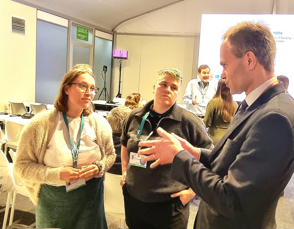 Ilmasto ja ympäristöministeri <a href="/KaiMykkanen/">Kai Mykkänen</a> kuulemassa nuorisodelegaatti Elo Vanhasen ja Sara Yrjönmäen ajatuksia biodiversiteettikokouksen CBD-COP16  aiheista Calissa. <a href="/yministerio/">Ympäristöministeriö</a> kiittää nuoria upeasta ja tärkeästä työstä paremman ympäristön puolesta!