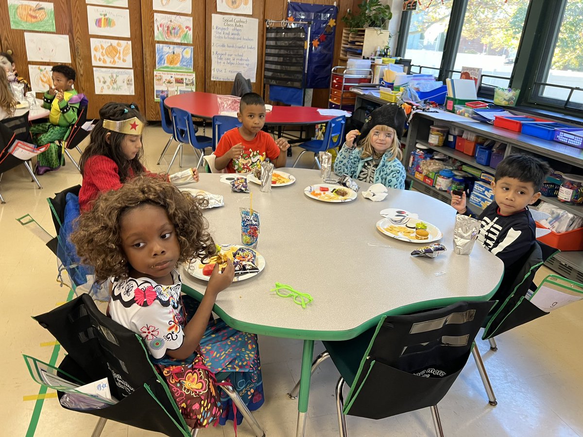 Ljohnsonkpsd's tweet photo. 🎃 Such a fun-filled day in Room 6!  We had an amazing time celebrating together. Happy Halloween! 👻 @missbuttacavole @KeyportSchools https://t.co/aNK72jfE5R