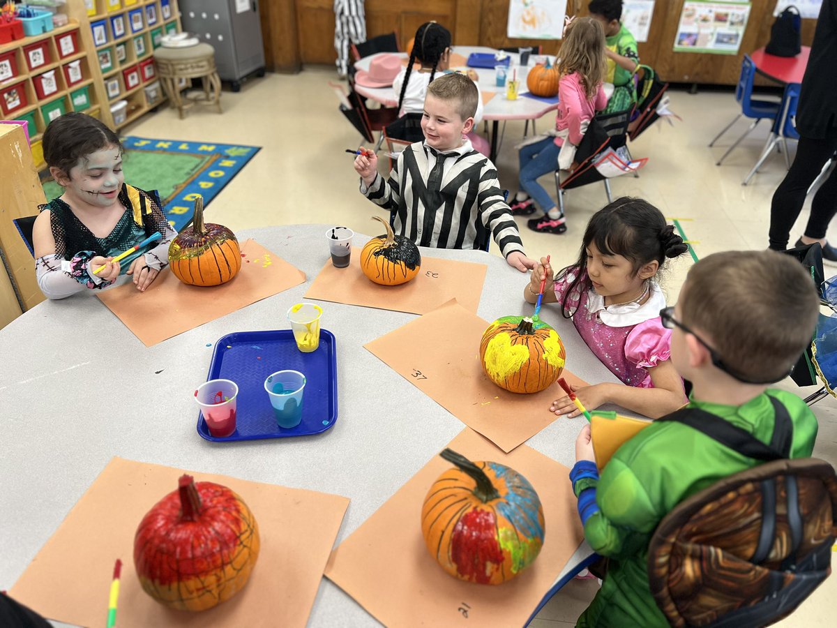 Ljohnsonkpsd's tweet photo. 🎃 Such a fun-filled day in Room 6!  We had an amazing time celebrating together. Happy Halloween! 👻 @missbuttacavole @KeyportSchools https://t.co/aNK72jfE5R