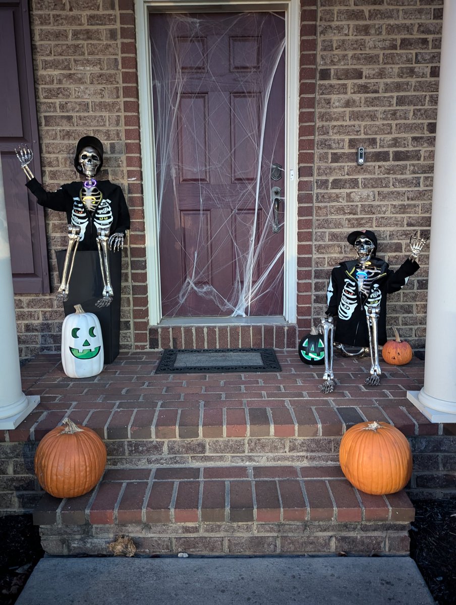NewMoney373's tweet photo. Happy Halloween from my twins! Even though it's a balmy 78°outside seeing all the kids in their costumes has finally gotten me in the spirit! #tealpumpkinproject https://t.co/PZKeVHHg9e