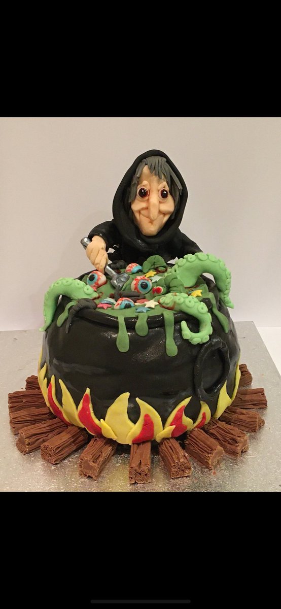 bakinghunter's tweet image. Happy Halloween 🎃 👻 Three layered multicoloured Madeira sponge with ‘blood’ ( raspberry) and vanilla filling #halloween #cake