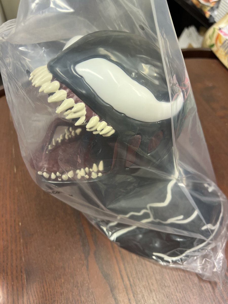 tttt__258963's tweet photo. @VenomMovieJP 
並んで買えました！！！！
ポップコーンボックス！！
大切にします！！！
初日鑑賞たのしみにしています！！

#ありがとうヴェノム
#俺たちはヴェノムだ https://t.co/8W8R1lHQO4
