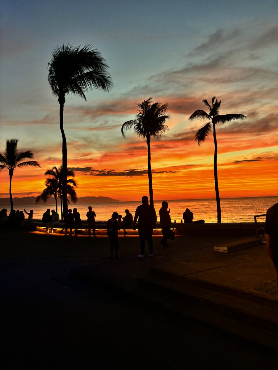 karen_af_'s tweet photo. Ver atardeceres con mi familia y con mi novio es de las cosas que más paz y felicidad me dan❤️ https://t.co/iJhNkEcyyz
