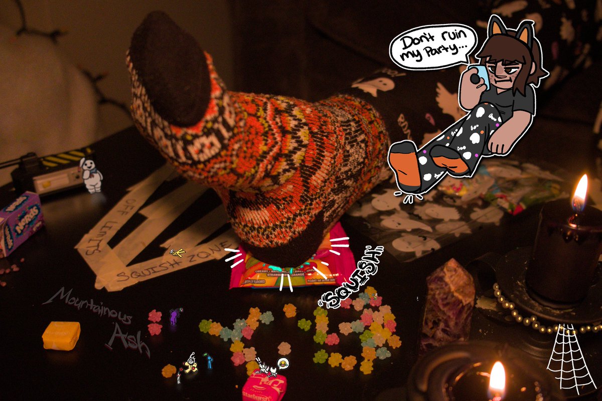 HAPPY HALLOWEEN! I even set up a little party space on my coffee table for all of my sweet little ghosties! Look at all their cute little costumes 🥰 Some mosquitoes tried to crash it but I put a stop to that 😁 Hope you all have fun!!!
#sizetwitter #giantess