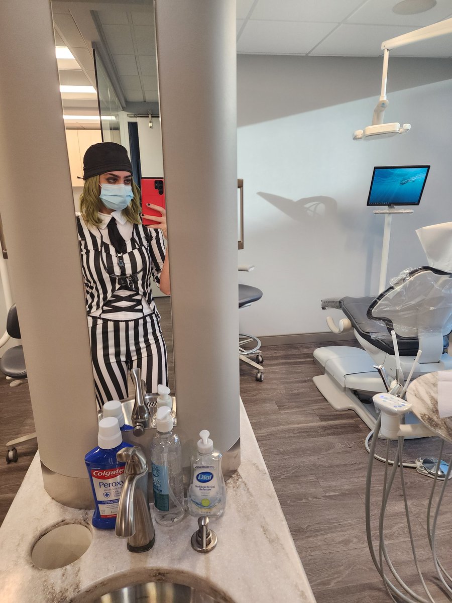 LuluLikes_'s tweet photo. Beetlejuicin at work https://t.co/7AqUAZjCRa