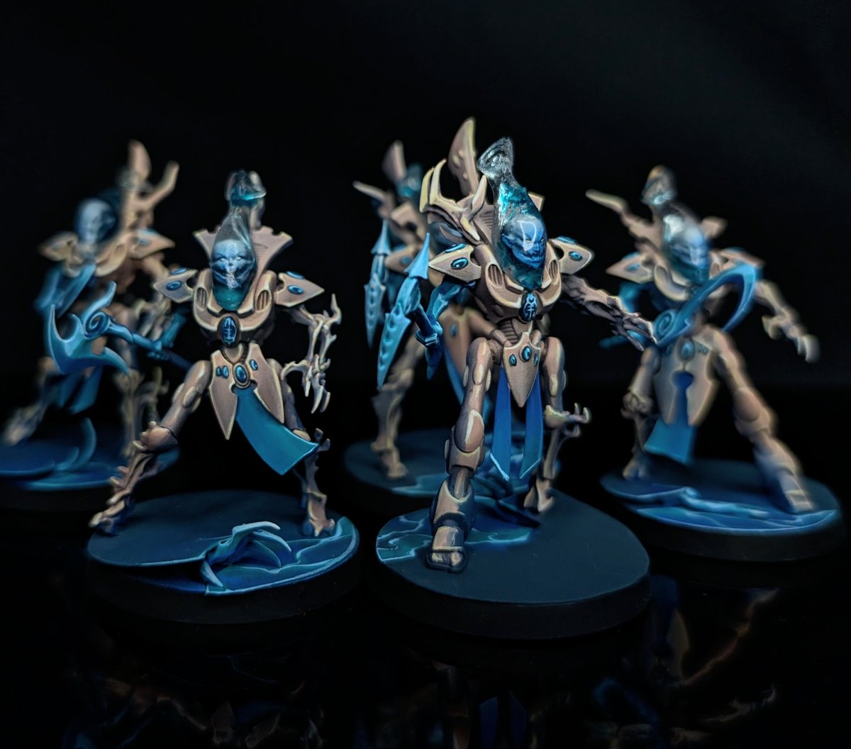 OoOooOoo. Happy Halloween, here's some spooky Aeldari Wraith blade ghosts! #warhammer40k #warhammercommunity #paintingwarhammer #paintingminiatures