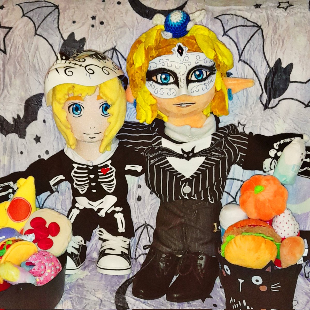 Littlegreeklov1's tweet photo. Eeek, it's a pair of spooky scary skeletons! #arminarlert #OoTLink #Halloween https://t.co/J8Cd2SDqni