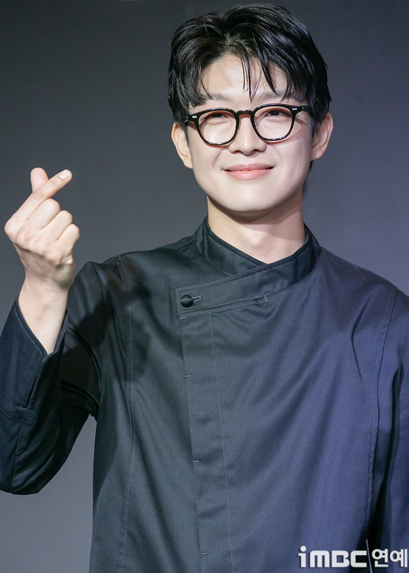 imbcenews's tweet photo. '흑백' 트리플스타 욕설난무 음성 녹취 "난 미XX 쓰레기"
#흑백요리사 #요리계급전쟁 #CulinaryClassWars 
#트리플스타 #TripleStar #강승원 #KangSeungWon 
#넷플릭스 #Netflix #iMBC연예 

트리플스타로 보이는 한 남성은 "그러니까 내가 여자가 있냐 뭐가 있냐. 그냥 건드린 것이다. 나는 쓰레기니까, 그냥 그랬던 것이다. 나 정말 사랑했던 여자 진짜 단 한 명도 없었다"며 "그리고 뭐 걔? 내가 미쳤다고. 

내가 걔랑 딱 두 달인가 한 달 만나지 않았냐. 내가 걔를 만난 것도, 자기를 잊는데 너무 힘들어서 만난 것이다. 나 그때 진짜 미친X이었다"고 말했다.

해당 대화에서 남성은 끝없이 욕설을 섞어 분노를 표출하는 모습이다. 이를 접한 프로그램의 팬들은 큰 충격을 받아 실망감을 토로하고 있는 상황이다.

⬇️기사 Click Plz⬇️
https://t.co/v89hgrkqYf