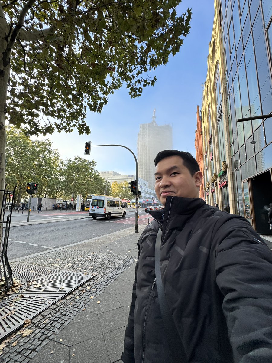 rinmansor's tweet photo. Ramai je orang berjawatan dah buat lawatan ke overseas

Tapi apa yang dibawa balik ke Malaysia ialah;

"Untung bandar di negara orang, mesra pejalan kaki sebab cuaca sejuk. Kebetulan!"

Balik tu dia terus approve projek tebang pokok &amp; bina highway tol PJD Link 🤣 #sarcasm https://t.co/wRlDsG5aJq