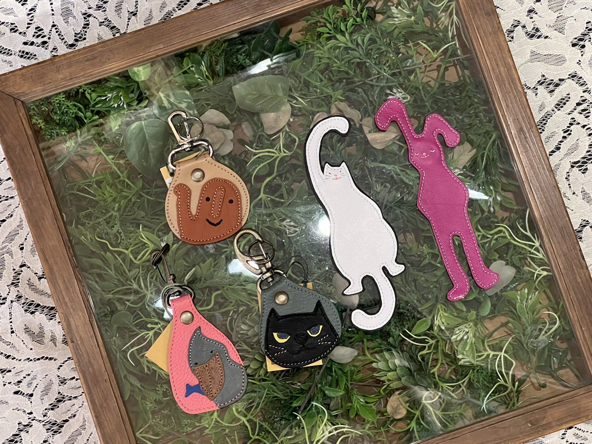 zakka_tsugumi's tweet photo. こんにちはは勝つ‼︎
ハロウィン🎃
今日はハロウィンです。仮装しようかな。
仮装したいなぁ。
コトリ堂さんから革で作られたポーチや
パスケースやしおりなど色鮮やかで
動物柄たくさんで納品されました。
最近、パスケースが見直されています。
#革細工 #Pass_Case #ポーチ https://t.co/mJQw06Mz0C