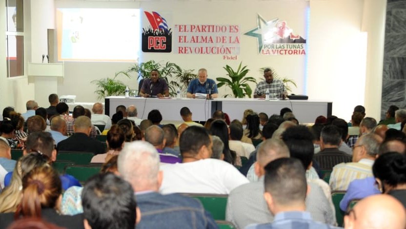 MMarreroCruz's tweet photo. Hoy retomamos los encuentros con los consejos provinciales. En #Holguín y #LasTunas analizamos, desde lo local, la implementación de las proyecciones.
Ya se aprecian algunos resultados, pero aún no impactan en la vida cotidiana de la población. Hay que hacer más, #UnidosXCuba. https://t.co/WV1Mfi2qP1