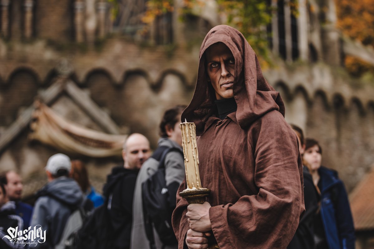Hebben jullie de monniken ook rond zien dwalen langs de wachtrij? 🎻🐈‍⬛

#DanseMacabre #Efteling
