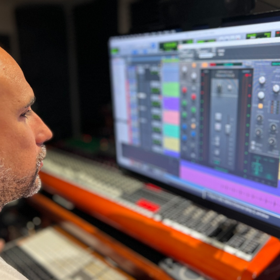 AvidProTools's tweet image. 🎵 Mix Magic
📷 instagr.am/hector_mestre
▶️ avid.com/pro-tools
 
#hectormestre #blind #mixengineer #musicproduction #daw #avidprotools #protools #avid