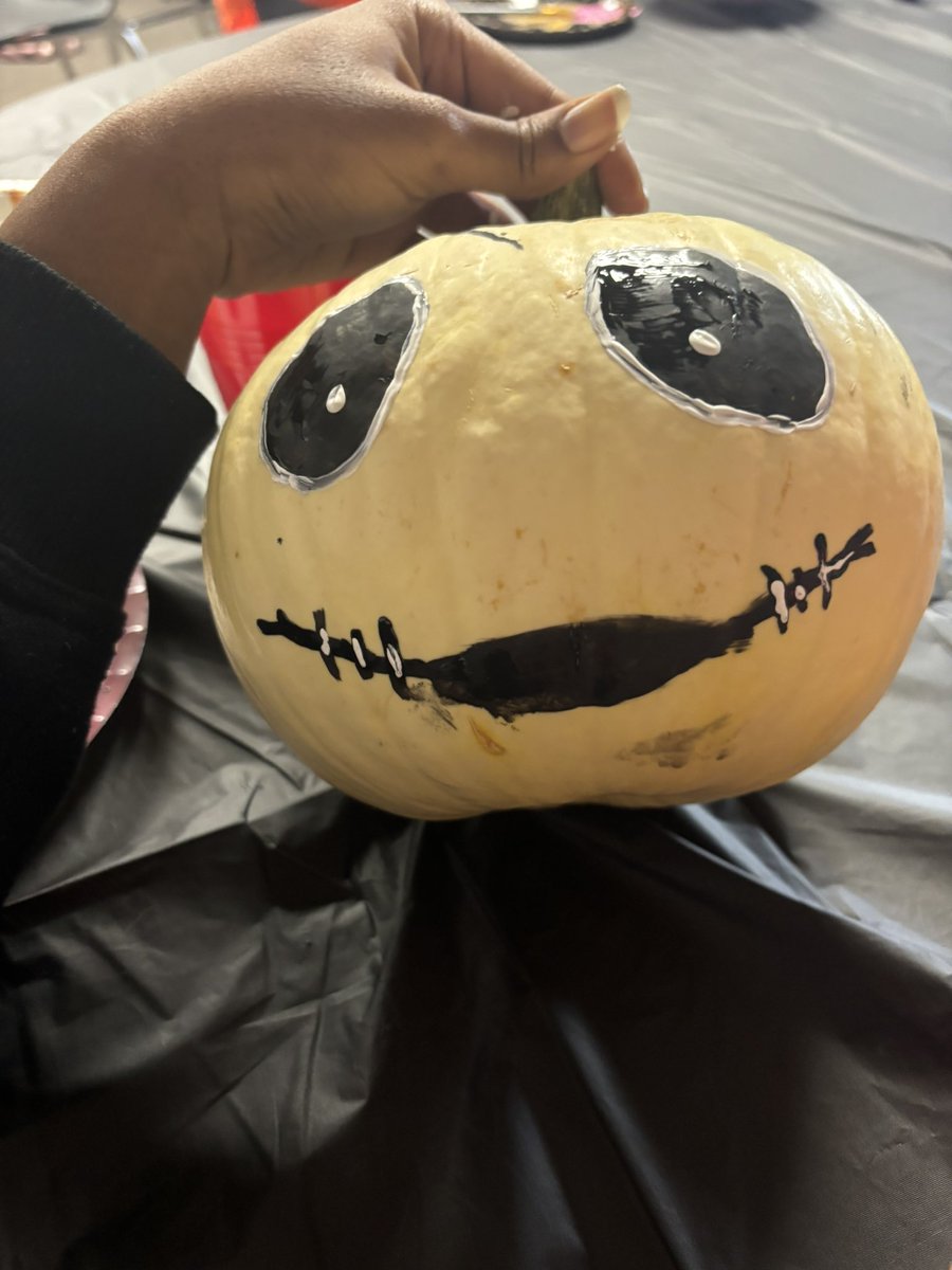 Pumpkin painting today <a href="/MSDWarrenEL/">MSD Warren EL</a> <a href="/msdwarren/">MSD of Warren Township</a> having fun and sharing their creativity during advisory <a href="/WCHS_Warriors/">Warren Central HS</a>