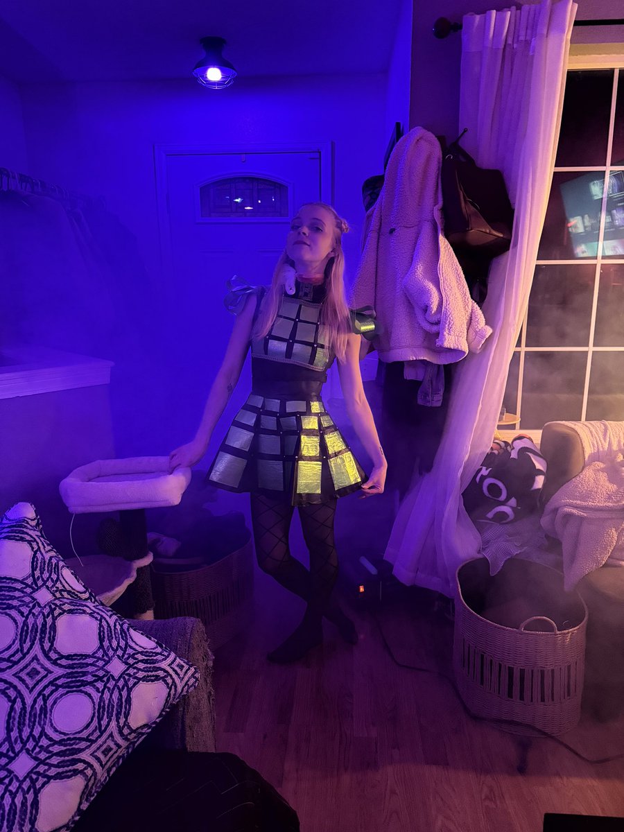LinseyLou_Who's tweet photo. Don't lose your head! #sixthemusical https://t.co/qgrIiNIQEU