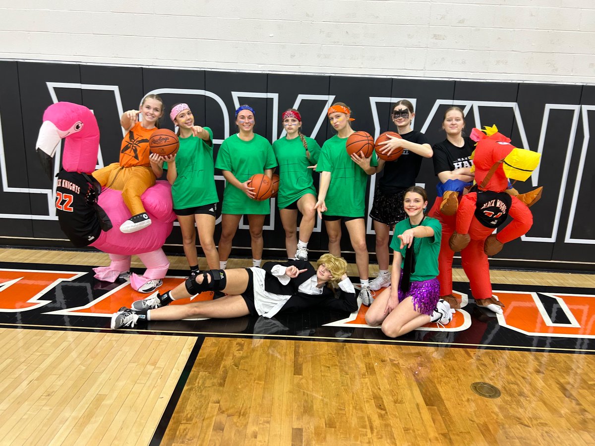 Happy Knightoween from the Van Buren girls basketball team! 
#bball #halloween2024 #teamdressup
