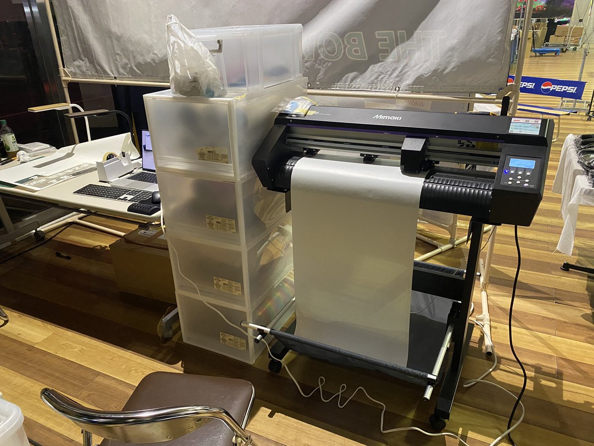 PrintshopITC's tweet photo. ジャパンオープン開幕です❣️
弊社はハイスポーツさんのブースにてネームの即日対応をするため、なんとカッティングマシンやアイロンプレスを持ち込んでおります‼️
ユニフォームのネーム入れをされたい方は是非���立ち寄りくださいませ❤️
#ボウリング　#ジャパンオープン　#ITCamphor https://t.co/0r4WXuQnCU