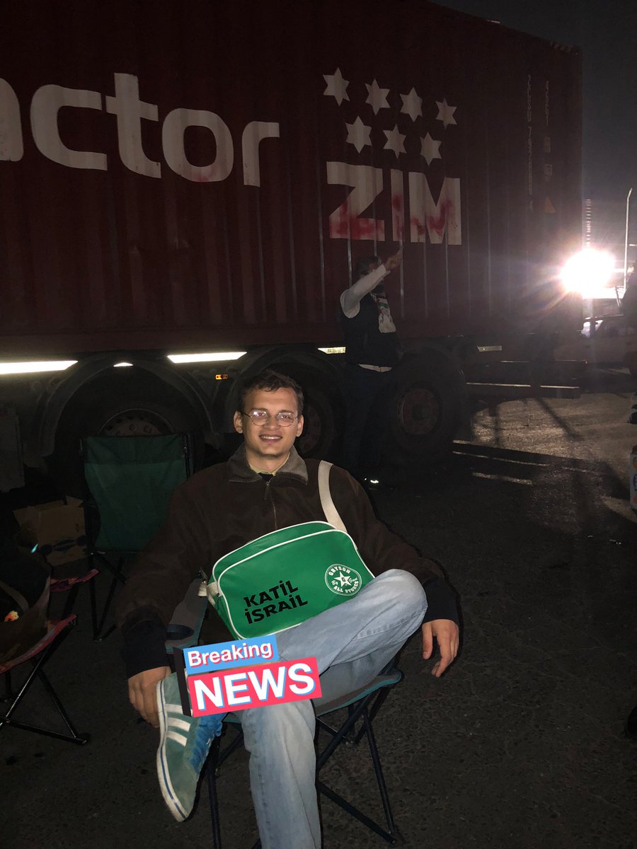 asrintokk's tweet photo. Ayrılmasına izin vermediğimiz ZİM konteynırı önünde şehit Yahya Sinwar pozu verdik https://t.co/s6lBrZTADK