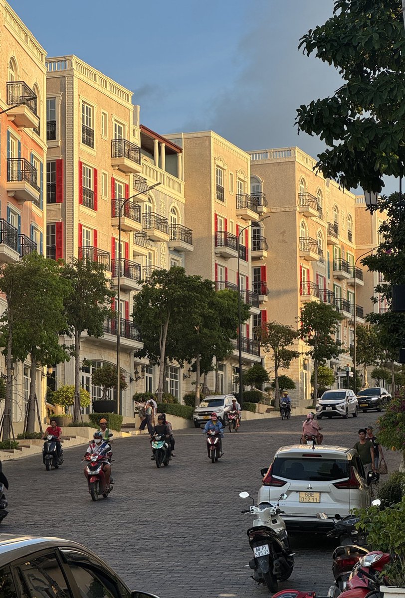 yoxrgravity's tweet image. เกาะฟูก๊วกที่เวียดนาม สวยมากกกกกก คนน่ารัก บรรยากาศดี อาหารราคาถูก เดินทางจากกรุงเทพแค่ 1 ชม. ก็เห็นแสงอาทิตย์กับทะเลสวยๆแบบนี้แล้ว ;-;