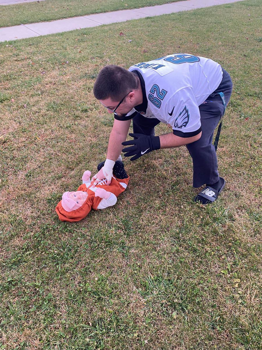 gmanverk's tweet photo. @newheightshow @tkelce @JasonKelce https://t.co/j3bNNrWShV