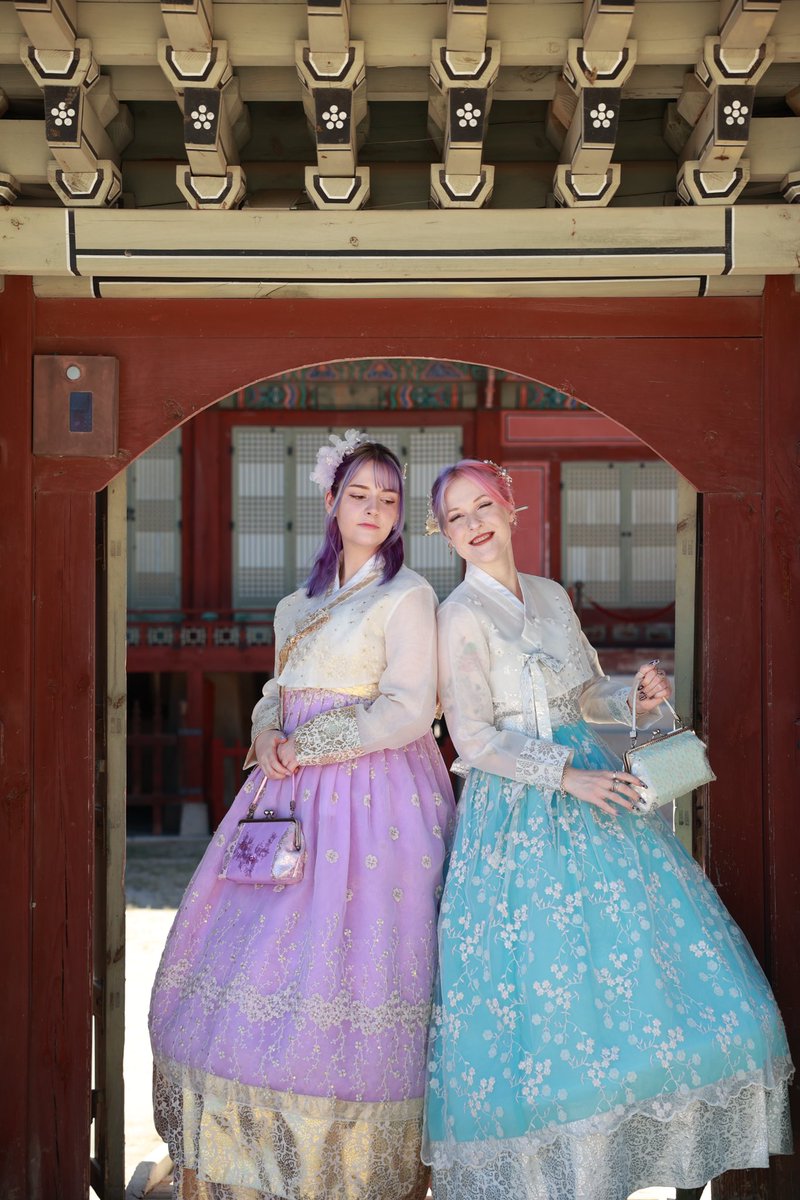 I love this photo of me and Amber because it looks like I just told the worst joke ever and she’s ready to kill me HAHAHAHA