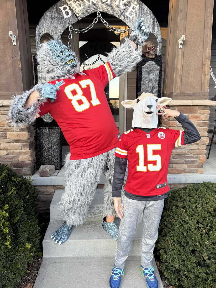JbartPro's tweet photo. @newheightshow @JasonKelce @tkelce The Big Yeti and The GOAT are at it again! Go Chiefs! https://t.co/J137HnaZsg