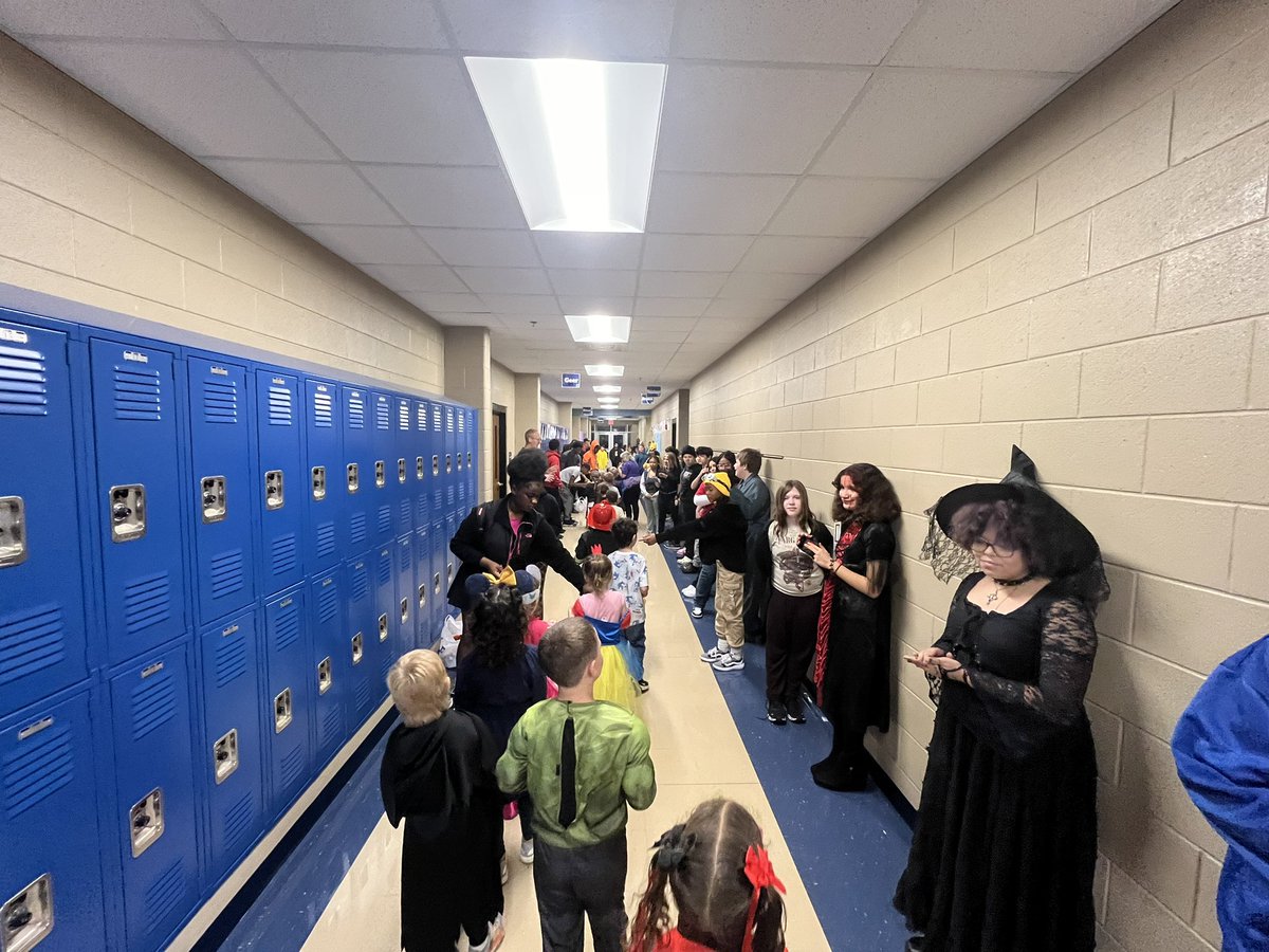 NMSTrojans's tweet photo. Today, we lined the halls to welcome North Park’s Tiny Trojans!  Our students were so excited to give out candy, hugs, and lots of high fives!!  

It was a great day to be a Trojan. It’s just #BetterUpNorth 💙 https://t.co/ywy3b5GPqq