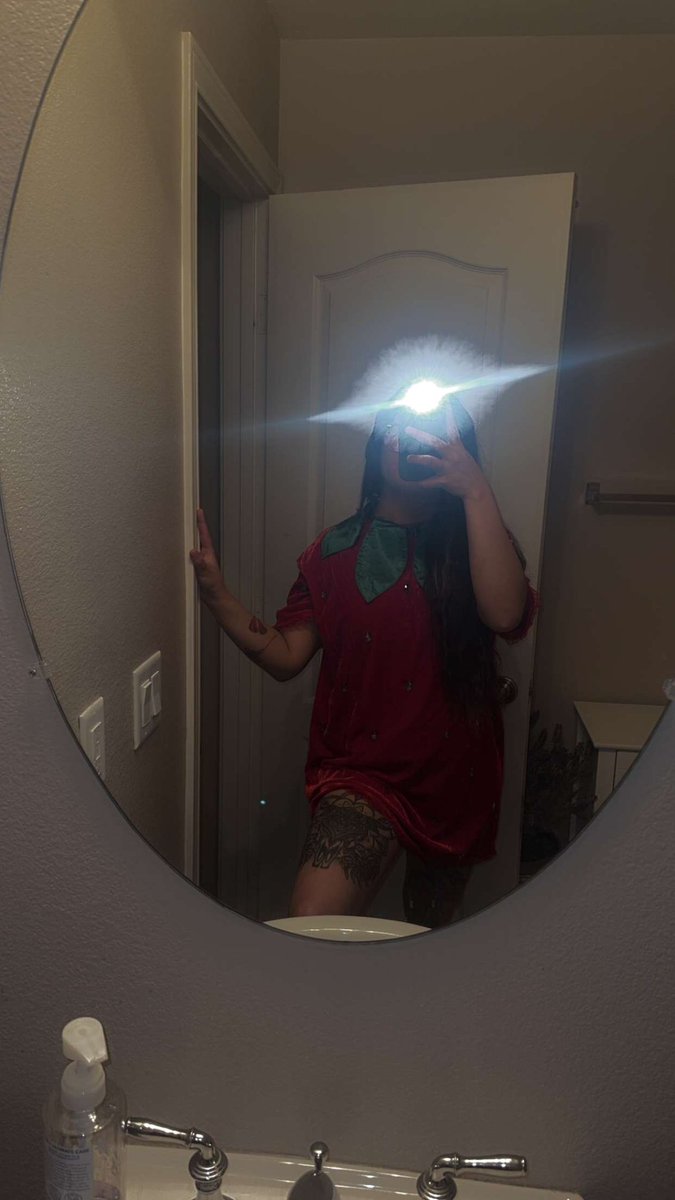 jadeeyyd's tweet photo. Your basic strawberry 🍓 
Happy Halloween 🎃 https://t.co/E84ckmTWtz