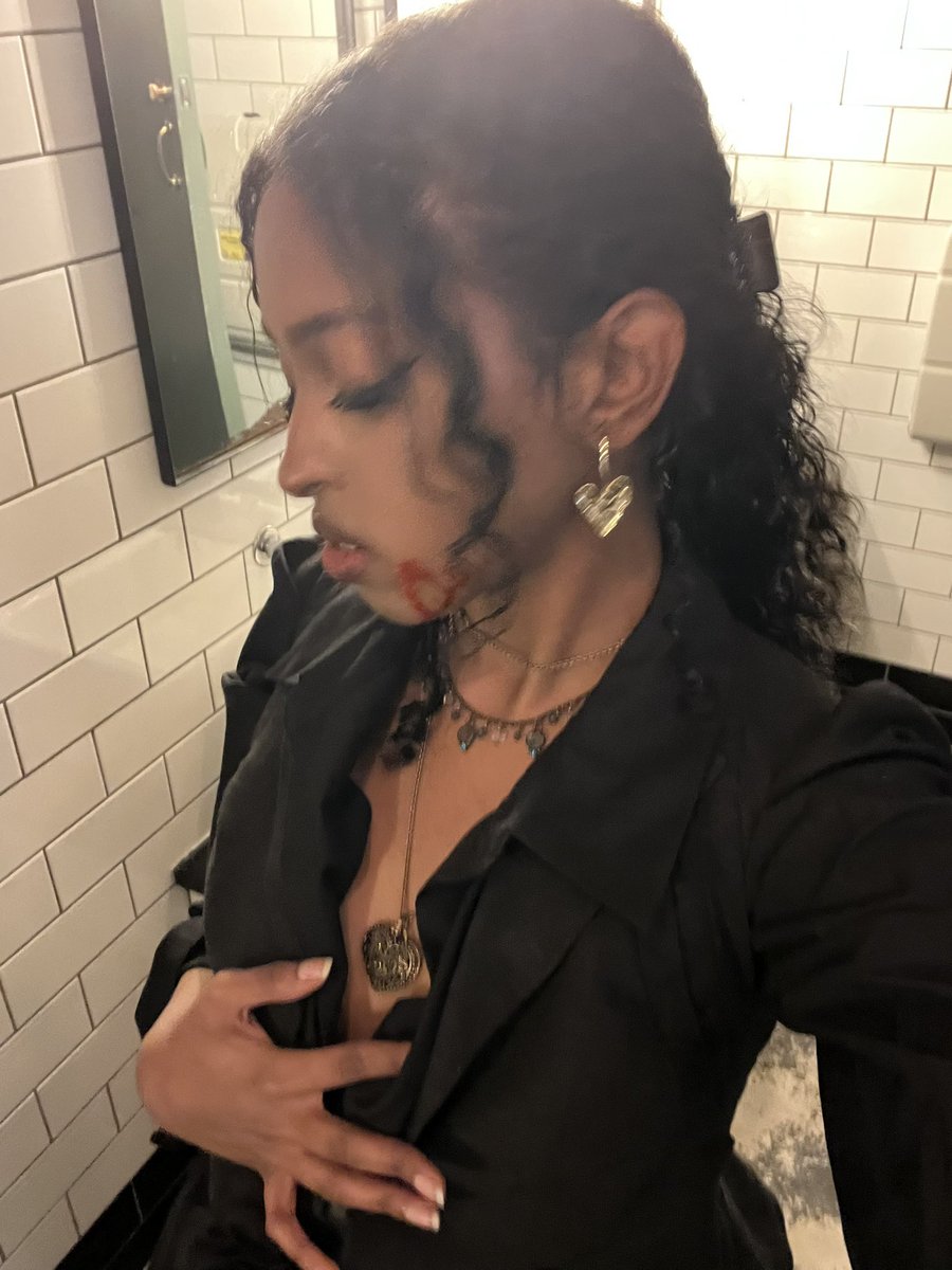 eheartuezzy's tweet photo. 🧛 https://t.co/97UgO6QDCX