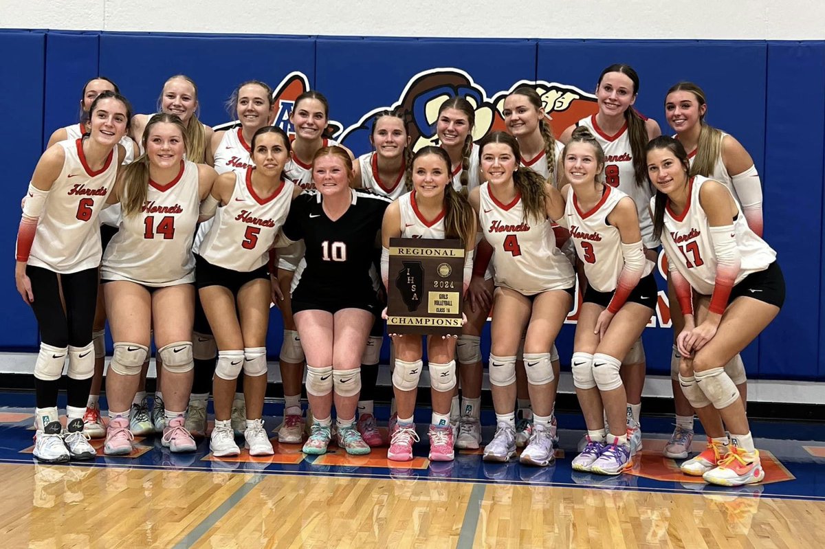 MitchNeally's tweet image. Heyworth defeats Judah Christian 25-10, 25-16 to win their first @IHSA_IL Regional Championship since 2011!!!
🏆🏐
@IHSAScoreZone @hoijim @KurtPegler @SportsWjbc @ClutchSportsIL @pantagraph @Pg_Reinhardt