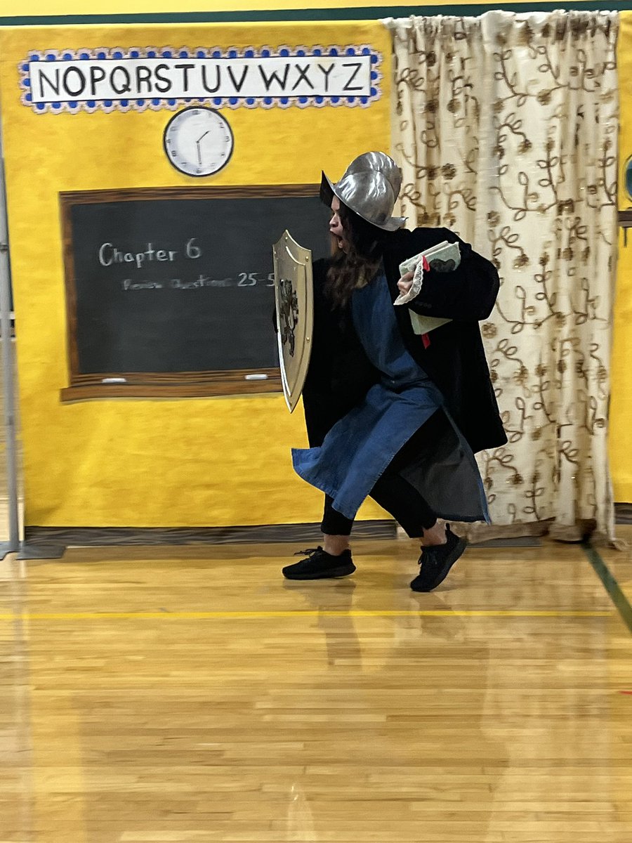 Big thanks to Brightstar Theatre Group for an incredible performance of Bienvenidos for our students! 🎭🌟 They followed up with engaging workshops for students in our theater career and art clusters. Inspiring creativity and talent! #Theater #NorthsidePride #ArtsEducation