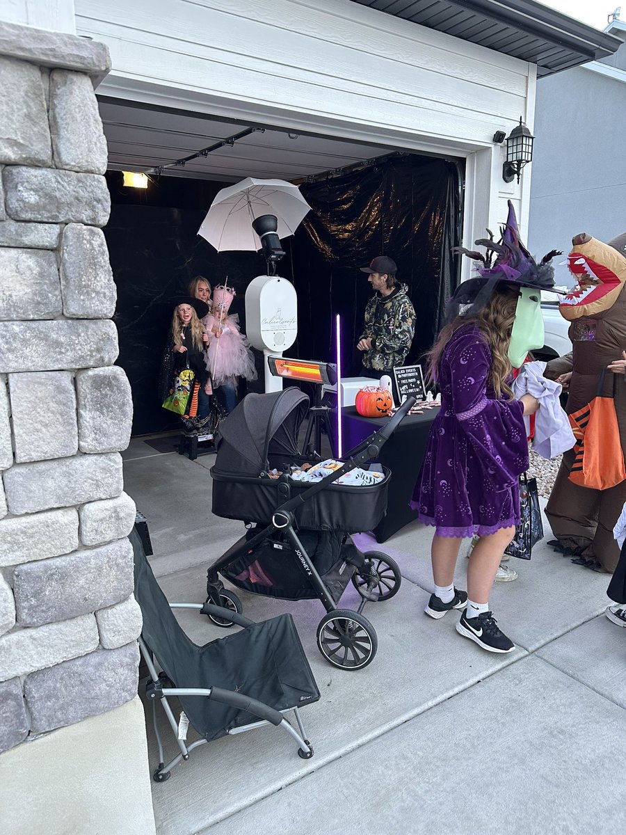 CalicoEvents's tweet image. HAPPY HALLOWEEN 🎃 👻 

Second year setting up in our front yard and giving out photostrips (and candy of course). 

#halloween #photobooth #events #parties #eventrental #photoboothrental #photography #holidayparty #halloweenparty