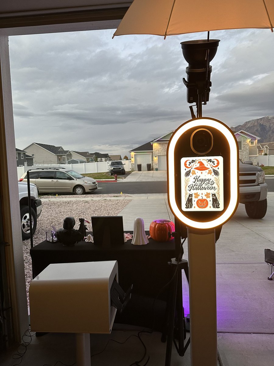 CalicoEvents's tweet image. HAPPY HALLOWEEN 🎃 👻 

Second year setting up in our front yard and giving out photostrips (and candy of course). 

#halloween #photobooth #events #parties #eventrental #photoboothrental #photography #holidayparty #halloweenparty