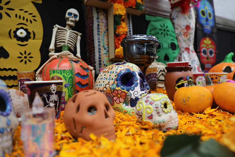 PUEC_UNAM's tweet photo. 💀🎃🕯️Ofrenda PUEC para quienes se nos adelantaron.
 #DiaDeMuertos2024 https://t.co/WdHpdcSBZ7