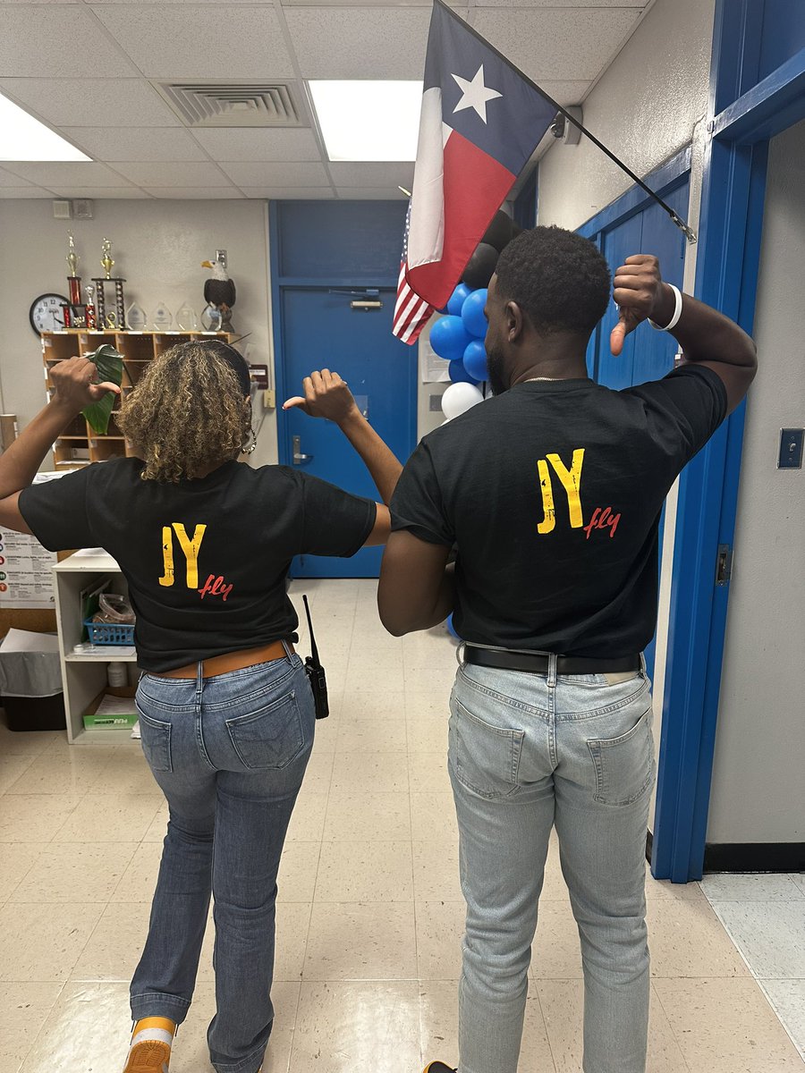 dr_r_farooq's tweet image. We’re a SOUTHside breed.
But in the West, we LEAD💪🏾

Red Ribbon Week
Twin Day with my principal @Mr_DDHarris 

Miss Yates 1993
Mr. Yates 2009

#ashfordeagles #eaglessoar #RedRibbonWeek #twinday #doingourbestinthewest