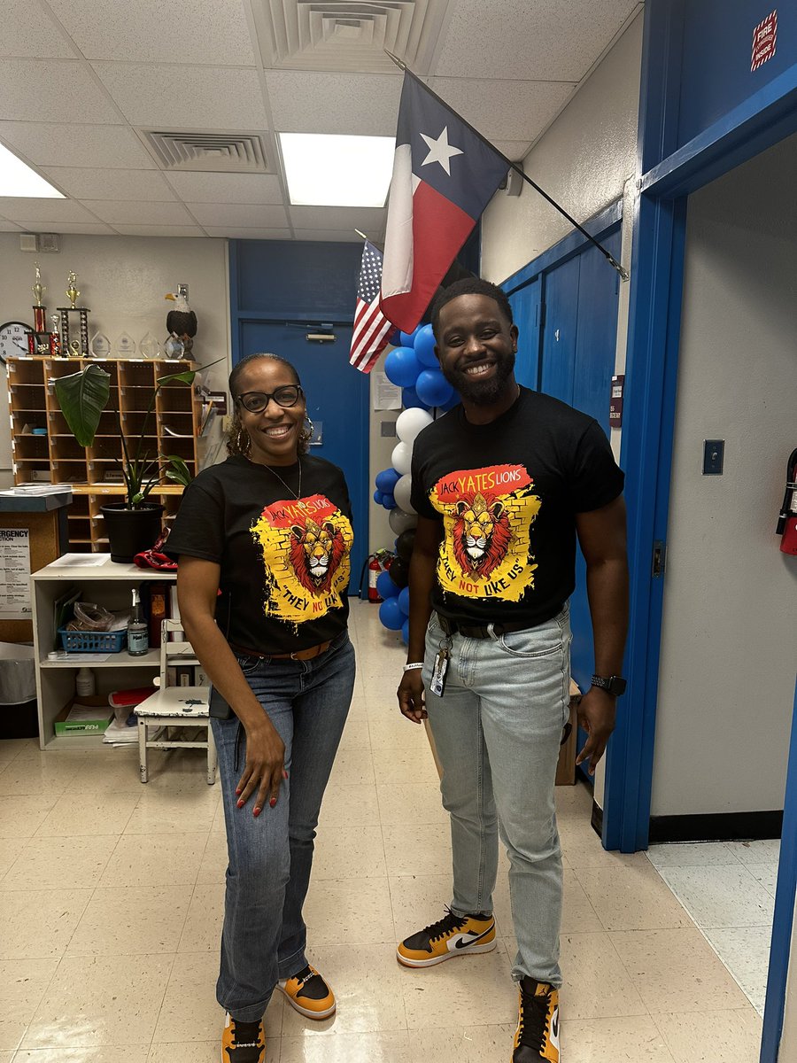 dr_r_farooq's tweet image. We’re a SOUTHside breed.
But in the West, we LEAD💪🏾

Red Ribbon Week
Twin Day with my principal @Mr_DDHarris 

Miss Yates 1993
Mr. Yates 2009

#ashfordeagles #eaglessoar #RedRibbonWeek #twinday #doingourbestinthewest