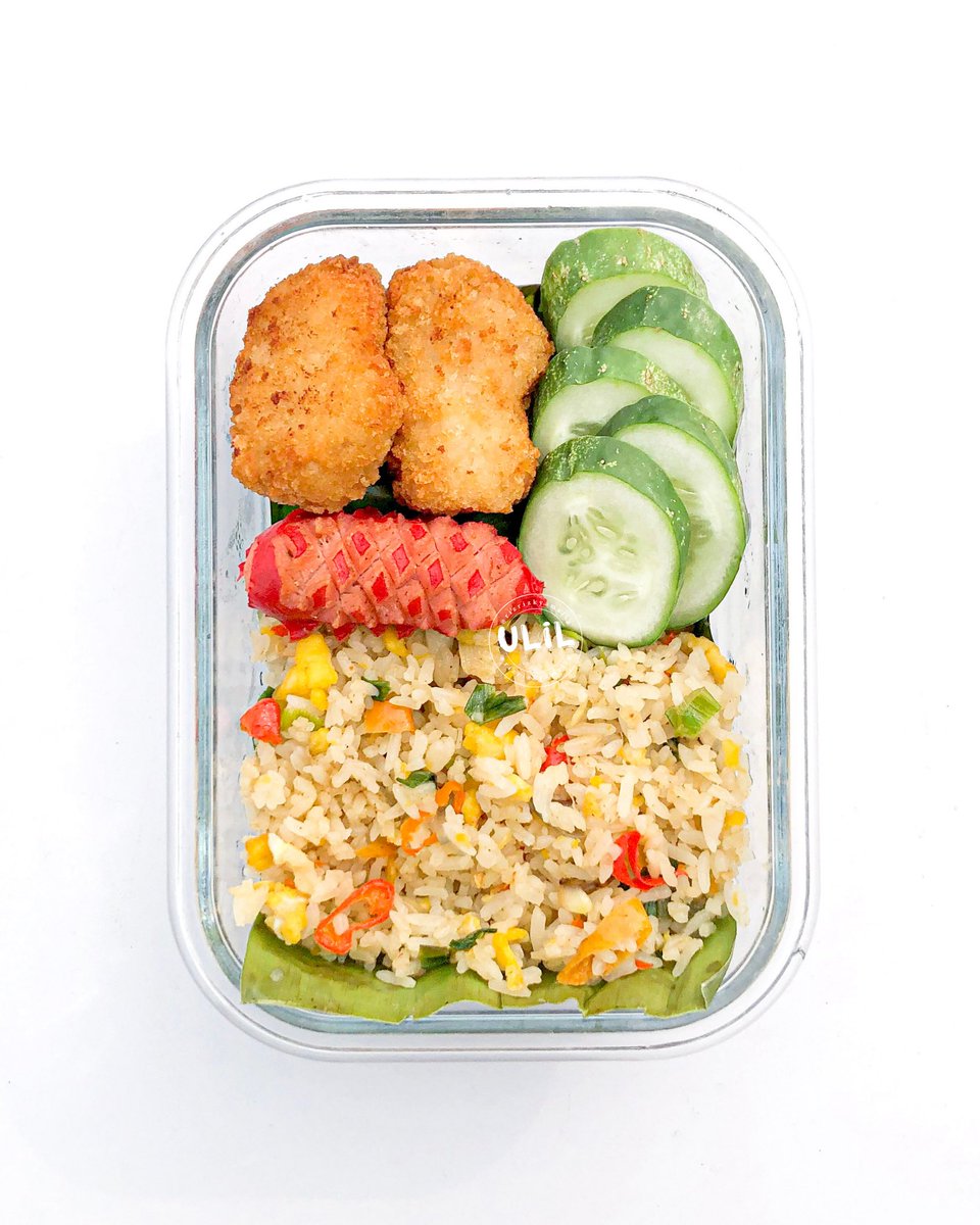 Mengawali November yang mendung ini dengan berbekal nasgor kampung 🍱
Selamat menyambut weekend teman-teman ✨