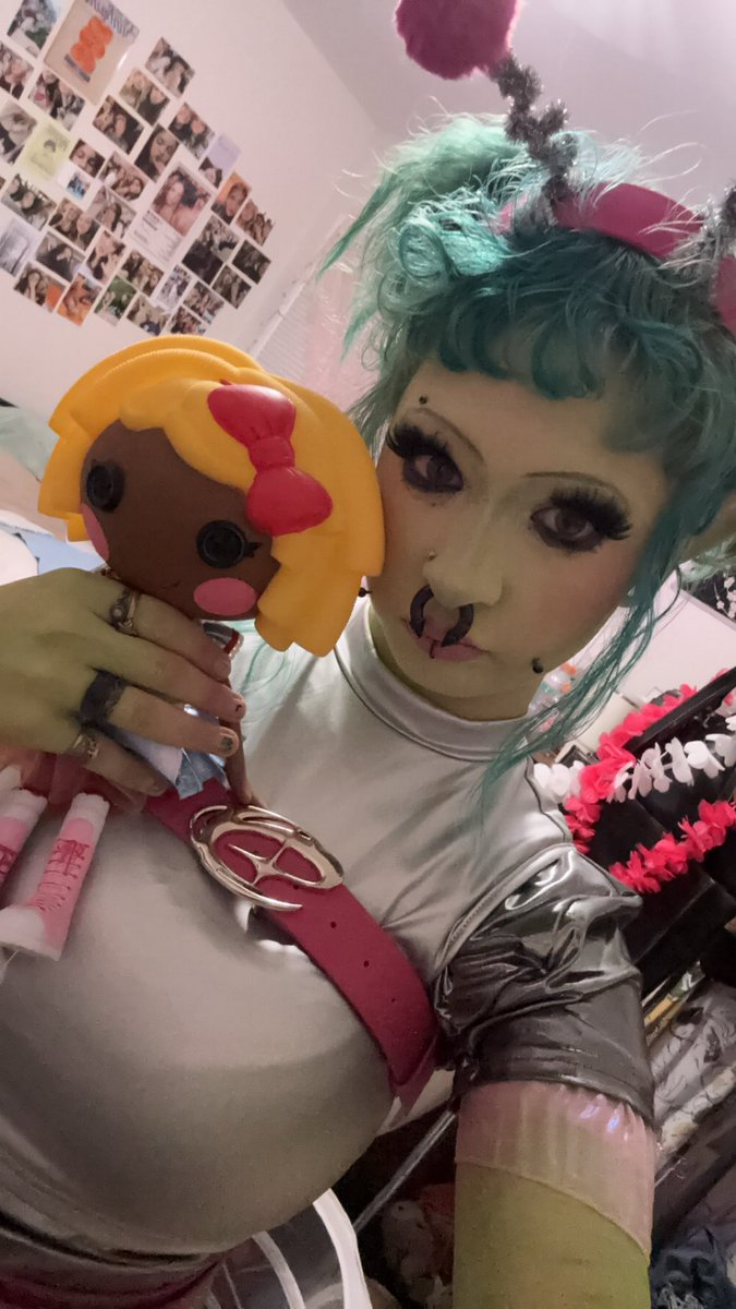 slushybias's tweet photo. halloween 🛸🔭👽🚀 #dolltwt #lalaloopsy https://t.co/bGFEIkKeQE