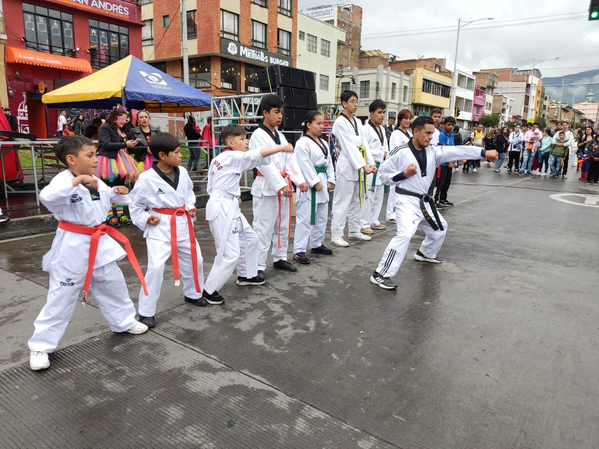La "Avenida De Los Niñ<a href="/s/">『S』</a>", un evento lleno de calor humano, diversión, regalos y muchos dulces donde l@s pequeños pudieron divertirse en un recorrido fantástico por espacios lúdicos, de expresión artística y corporal, conciencia ambiental, cultura ciudadana y mucha recreación.