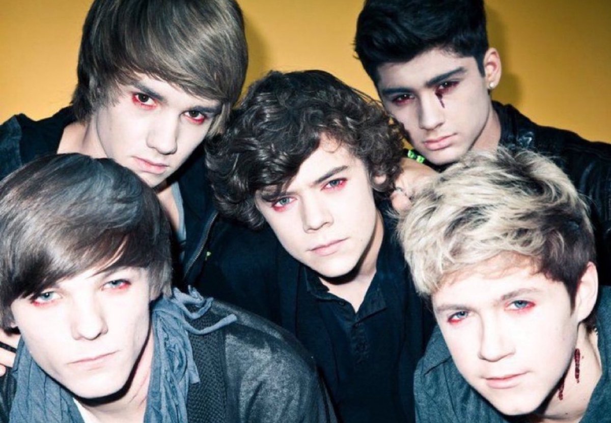 discokisser's tweet photo. what do you mean you’re harry styles when he dressed up as a shitty vampire on the xfactor https://t.co/2OOpuhxKef