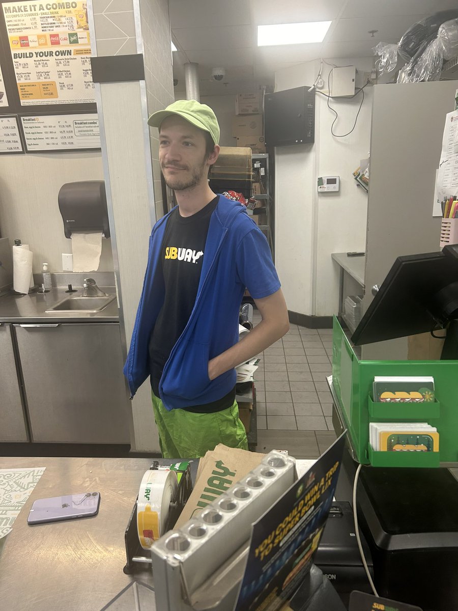 Your Fave Works at Subway
MZD (MURAKUMO) works at Subway.