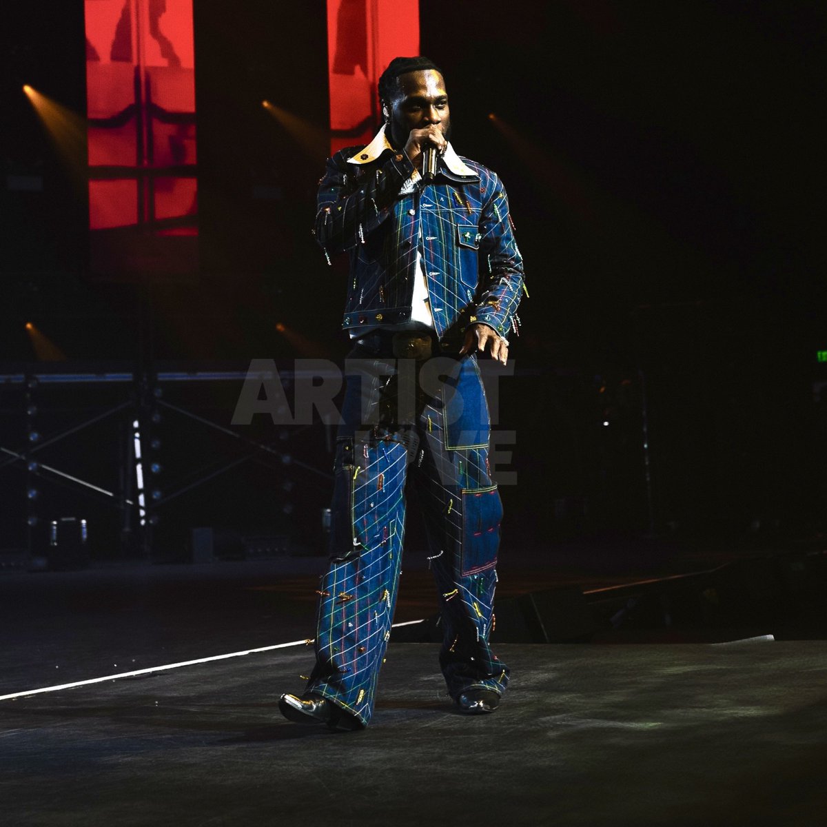 IamArtistLive's tweet photo. #Nigerian🇳🇬 sensation #BurnaBoy lit up the @peacock_theater in Los Angeles during the highly anticipated “Headliners Only” concert film on October 23rd and 24th. #ArtistLive #Nigeria https://t.co/PPu4ExUSmE