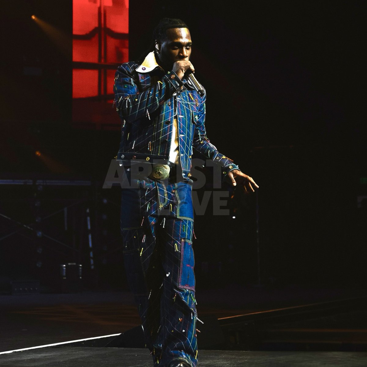 IamArtistLive's tweet photo. #Nigerian🇳🇬 sensation #BurnaBoy lit up the @peacock_theater in Los Angeles during the highly anticipated “Headliners Only” concert film on October 23rd and 24th. #ArtistLive #Nigeria https://t.co/PPu4ExUSmE