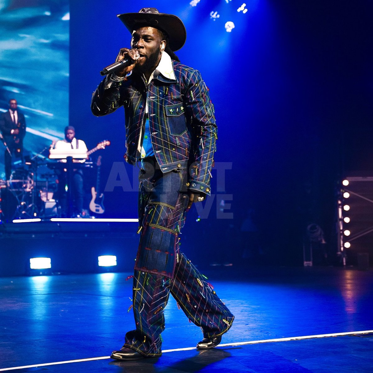 IamArtistLive's tweet photo. #Nigerian🇳🇬 sensation #BurnaBoy lit up the @peacock_theater in Los Angeles during the highly anticipated “Headliners Only” concert film on October 23rd and 24th. #ArtistLive #Nigeria https://t.co/PPu4ExUSmE