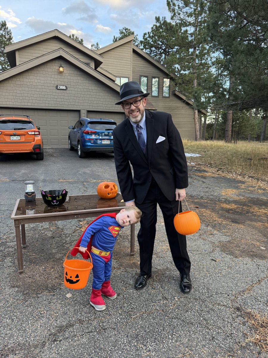 maestromitchell's tweet photo. 🦸‍♂️🎃 Happy Halloween from Superman, Clark Kent, Lois Lane, and Lana Lang! 📰🚁 https://t.co/WCTx4bu2B9