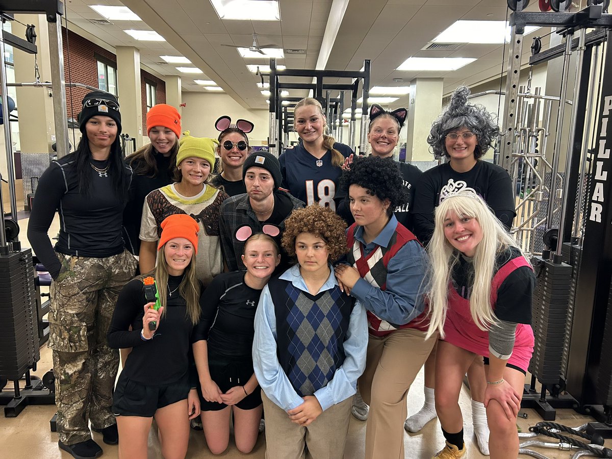 trumanstatesb's tweet photo. The dawgs were feeling spooky for their Halloween lift tonight 👻 https://t.co/8SAgBXhtJz